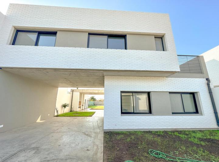 Casa · 203m² · 5 Ambientes · 2 Cocheras