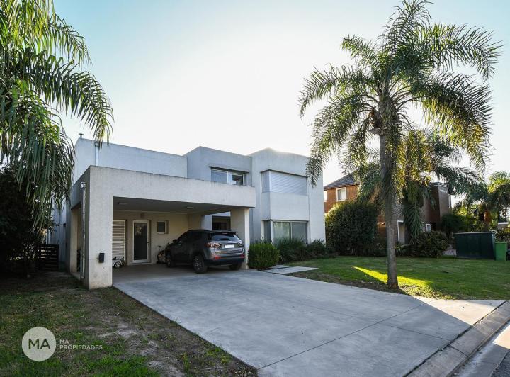 Casa · 360m² · 5 Ambientes · 2 Cocheras