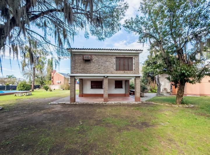 Casa · 235m² · 5 Ambientes · 2 Cocheras