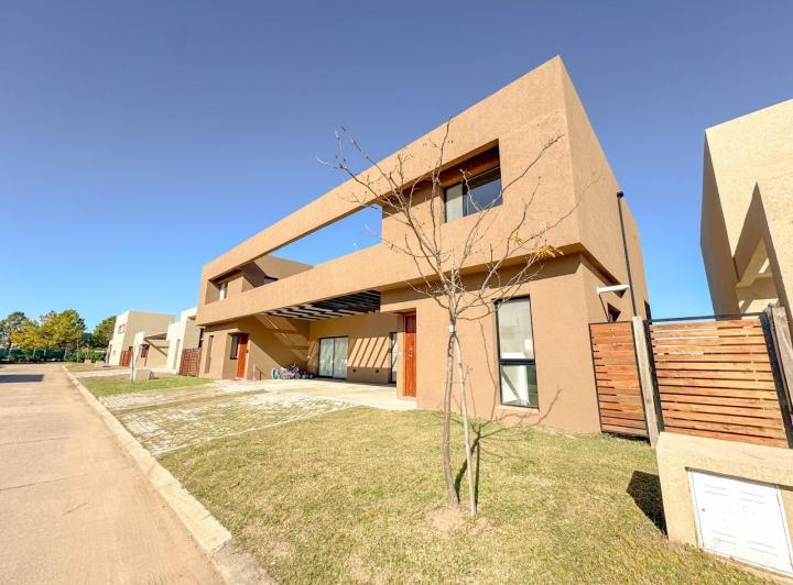 Casa · 124m² · 5 Ambientes · 2 Cocheras