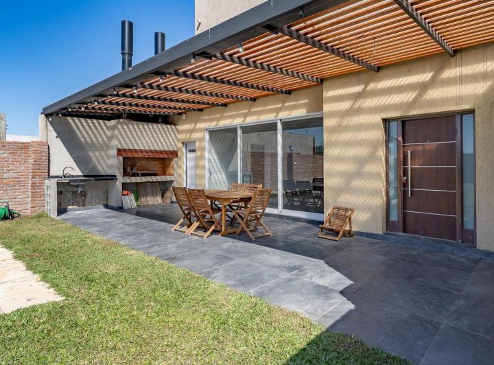 Casa · 322m² · 8 Ambientes · 3 Cocheras