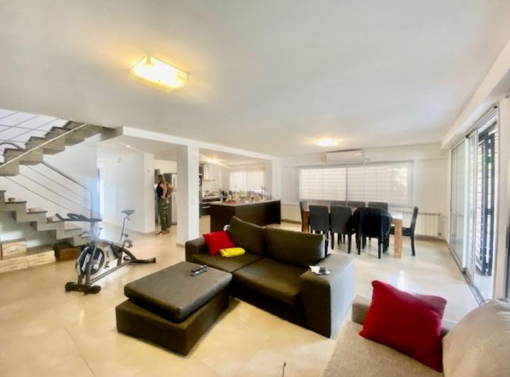 Casa · 323m² · 5 Ambientes · 2 Cocheras