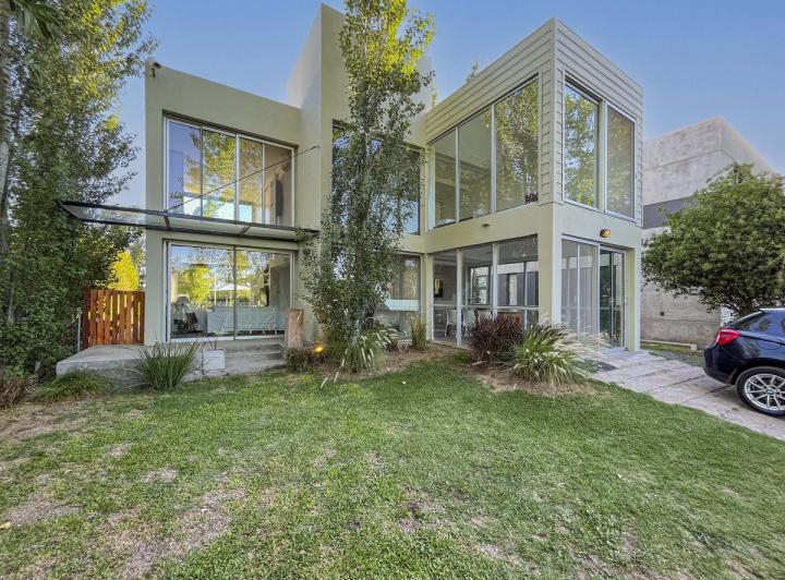 Casa · 180m² · 5 Ambientes · 1 Cochera