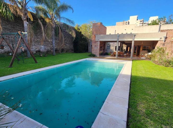 Casa · 375m² · 9 Ambientes · 2 Cocheras