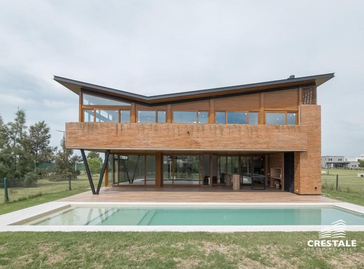 Casa · 334m² · 6 Ambientes · 2 Cocheras