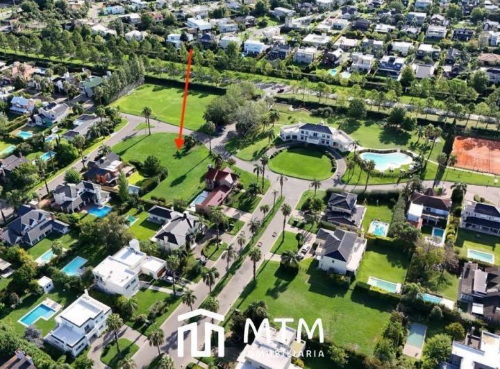 Terreno · 2100m²