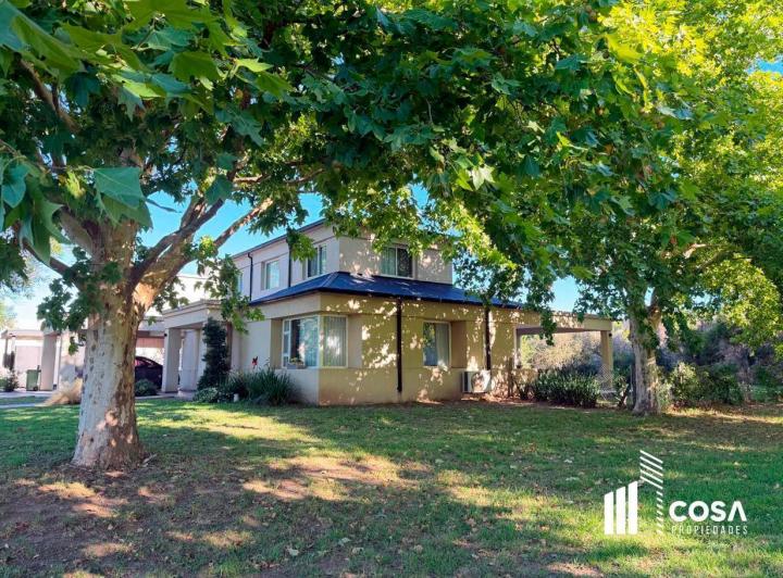 Casa · 214m² · 7 Ambientes · 2 Cocheras