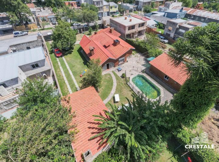 Casa · 235m² · 6 Ambientes · 2 Cocheras