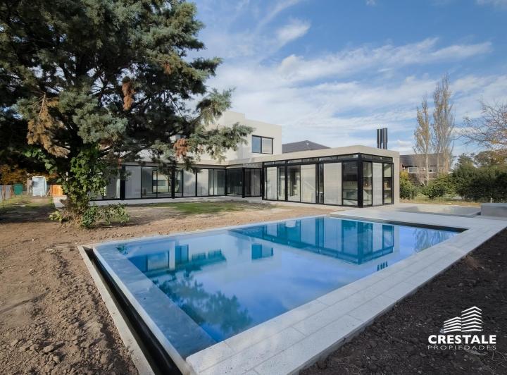 Casa · 367m² · 9 Ambientes · 3 Cocheras