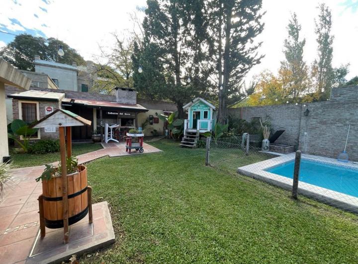 Casa · 247m² · 8 Ambientes · 2 Cocheras