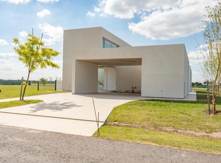 Casa · 261m² · 6 Ambientes · 2 Cocheras