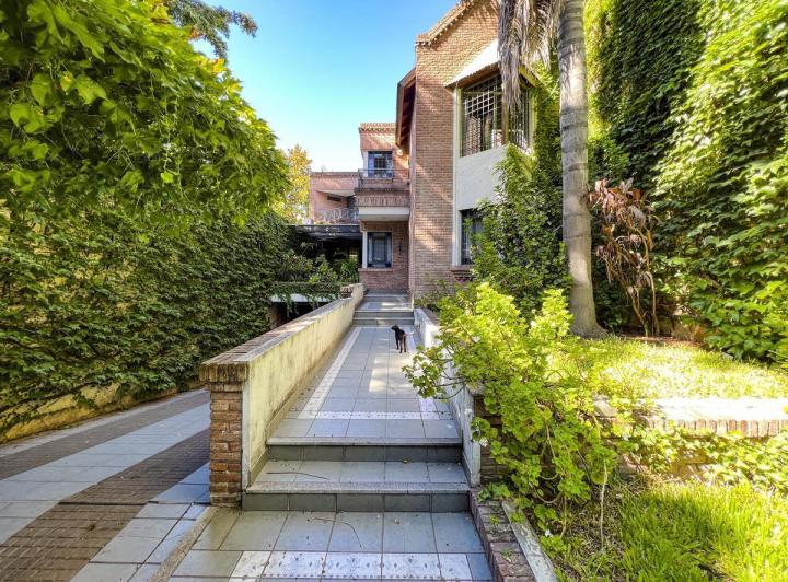 Casa · 337m² · 7 Ambientes · 3 Cocheras