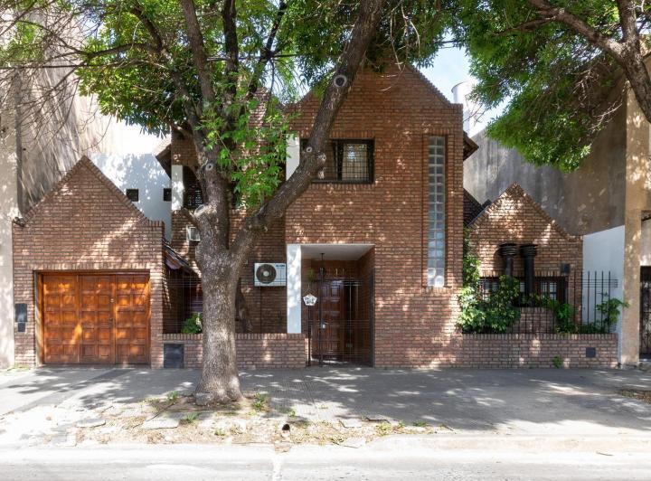 Casa · 197m² · 9 Ambientes · 2 Cocheras