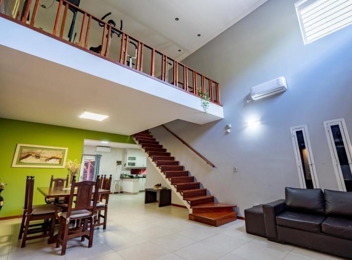 Casa · 267m² · 8 Ambientes · 1 Cochera