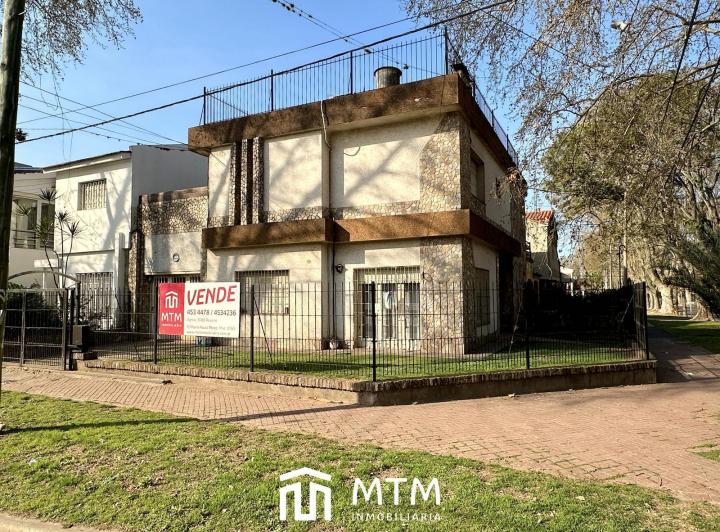 Casa · 242m² · 9 Ambientes · 2 Cocheras