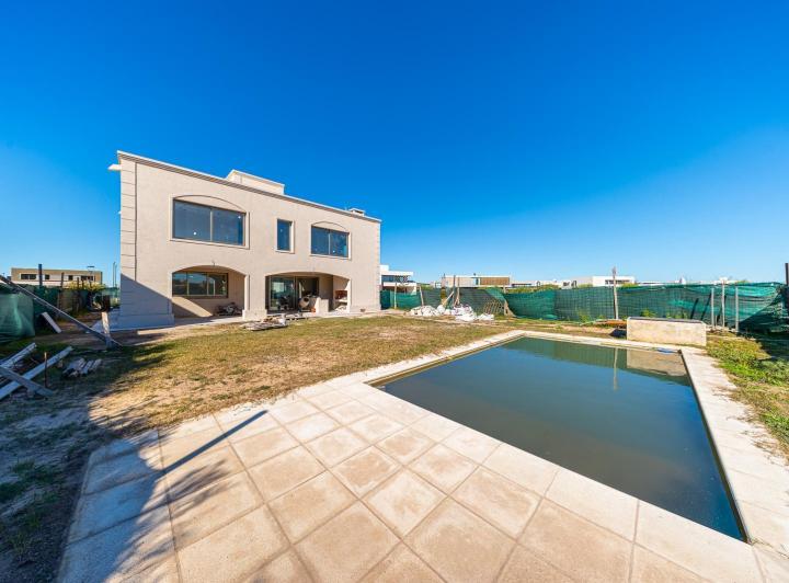 Casa · 274m² · 6 Ambientes · 2 Cocheras