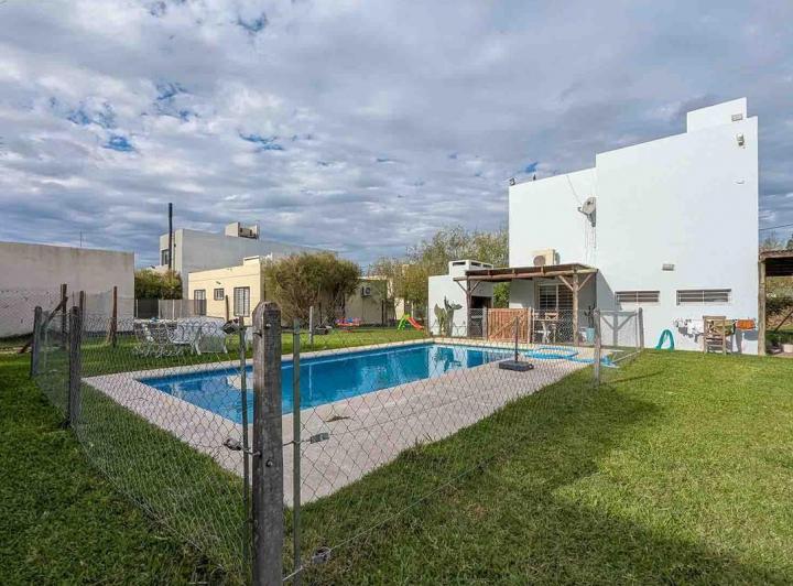 Casa · 220m² · 4 Ambientes · 1 Cochera