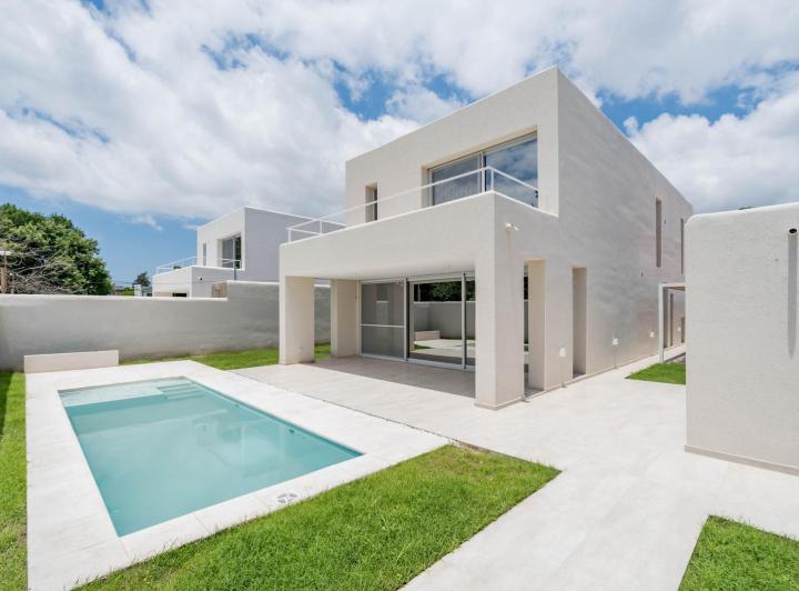 Casa · 221m² · 5 Ambientes · 2 Cocheras