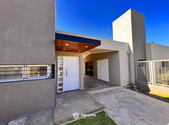 Casa · 70m² · 4 Ambientes · 2 Cocheras