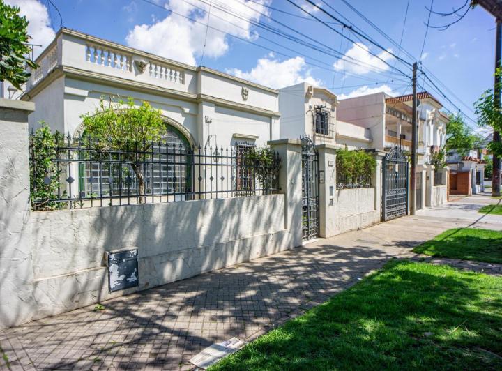 Casa · 420m² · 5 Ambientes · 2 Cocheras