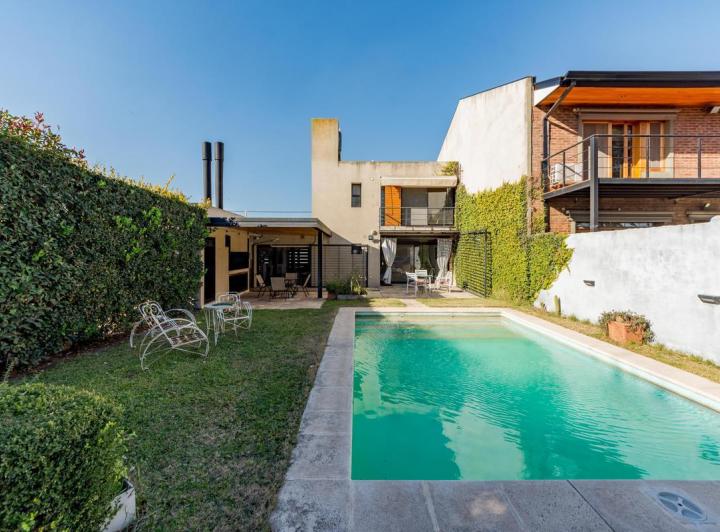 Casa · 136m² · 9 Ambientes · 4 Cocheras