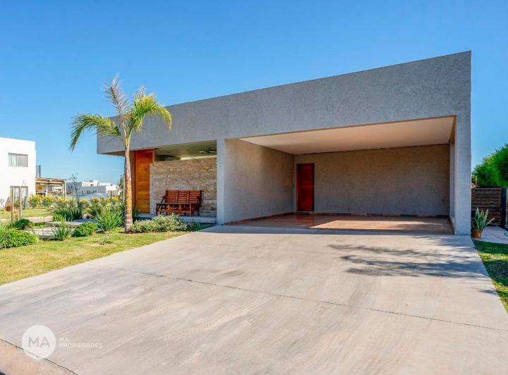 Casa · 247m² · 6 Ambientes · 2 Cocheras