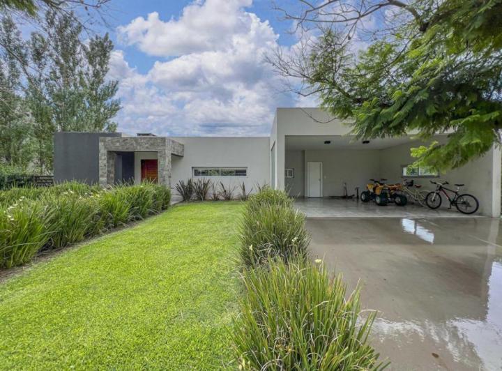 Casa · 195m² · 5 Ambientes · 2 Cocheras