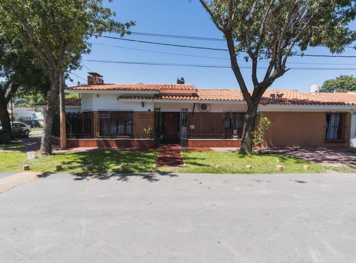 Casa · 220m² · 5 Ambientes · 2 Cocheras