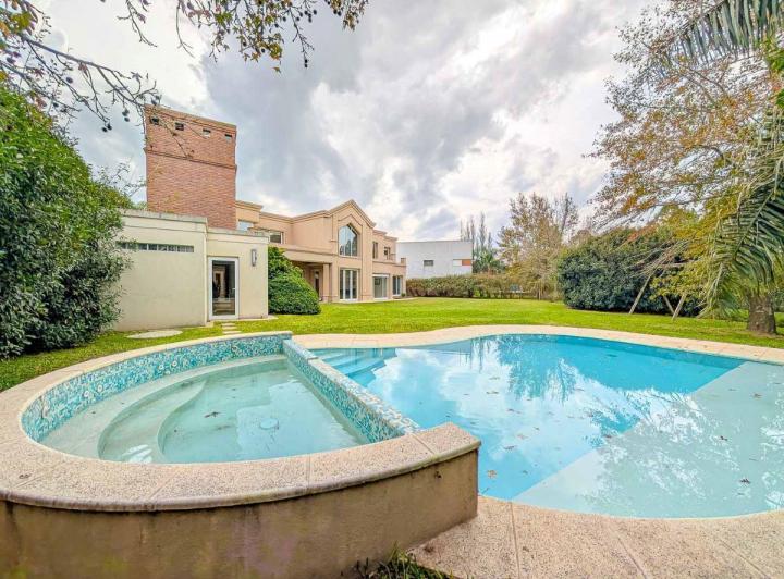 Casa · 373m² · 4 Ambientes · 2 Cocheras