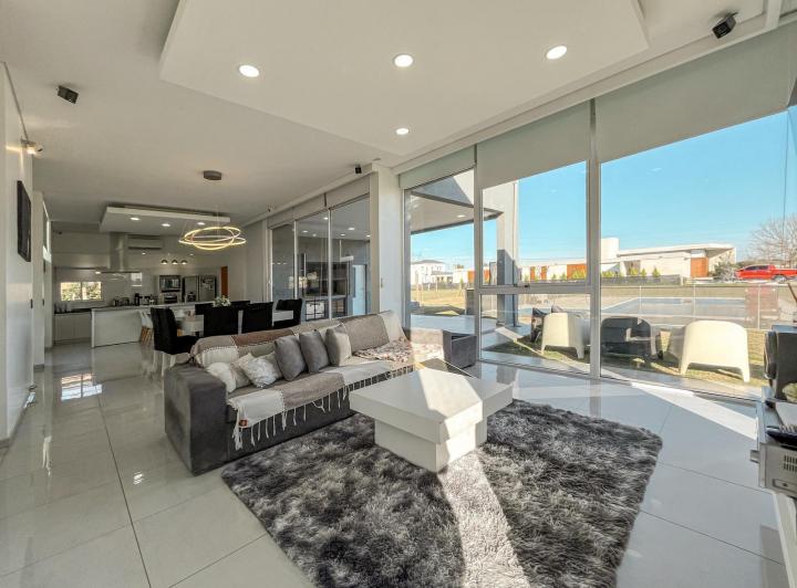 Casa · 183m² · 6 Ambientes · 2 Cocheras