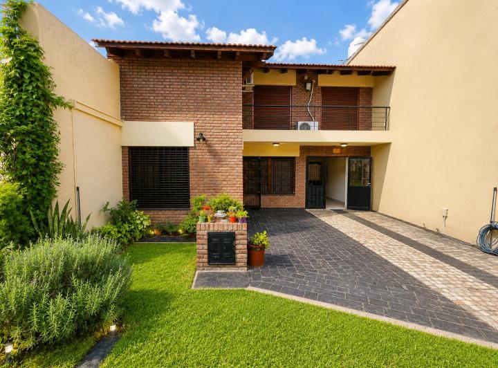 Casa · 206m² · 7 Ambientes · 1 Cochera