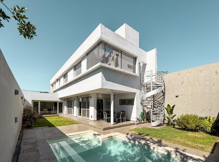 Casa · 220m² · 7 Ambientes · 2 Cocheras
