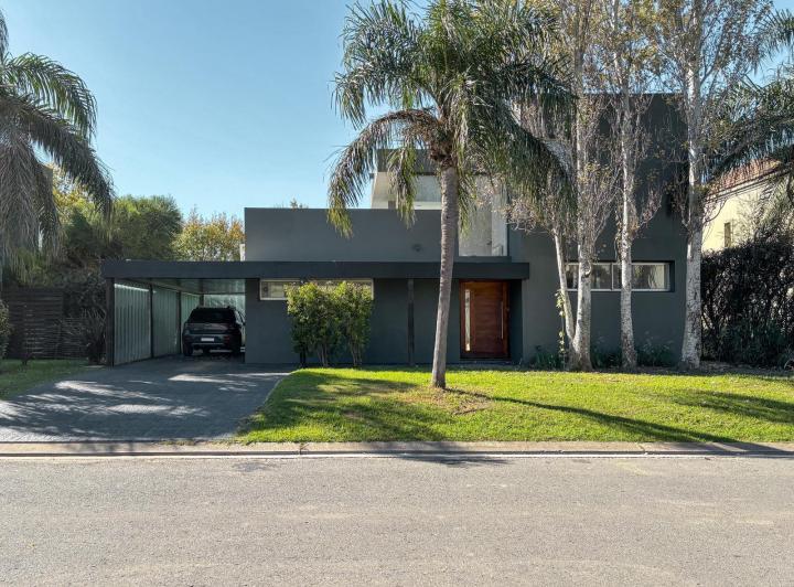 Casa · 228m² · 7 Ambientes · 2 Cocheras