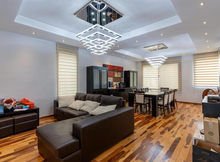 Casa · 372m² · 10 Ambientes · 2 Cocheras