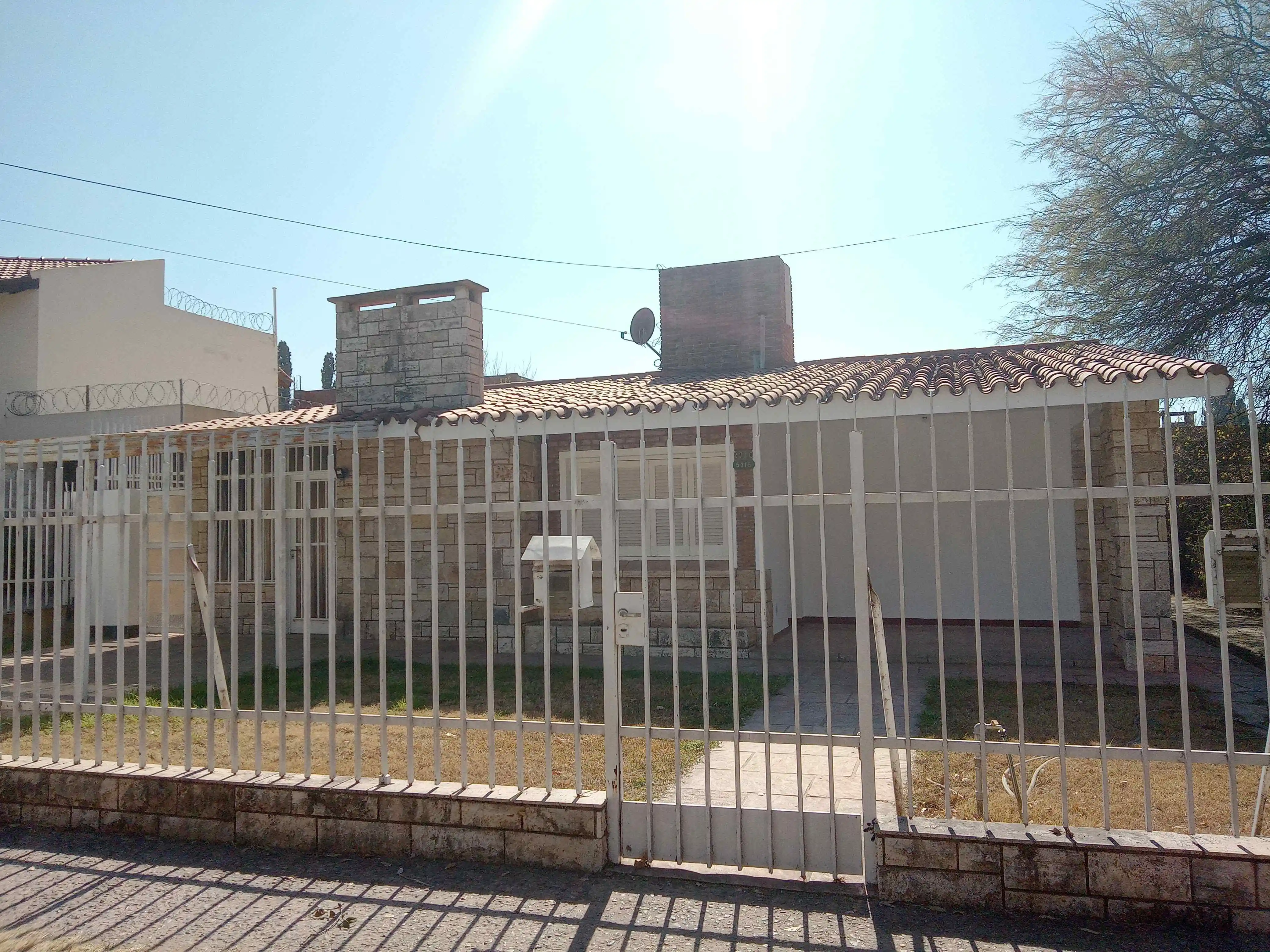 ALQUILER CASA DOS DORMITORIOS A METROS DE SANATORIO ALLENDE. APTO COMERCIAL