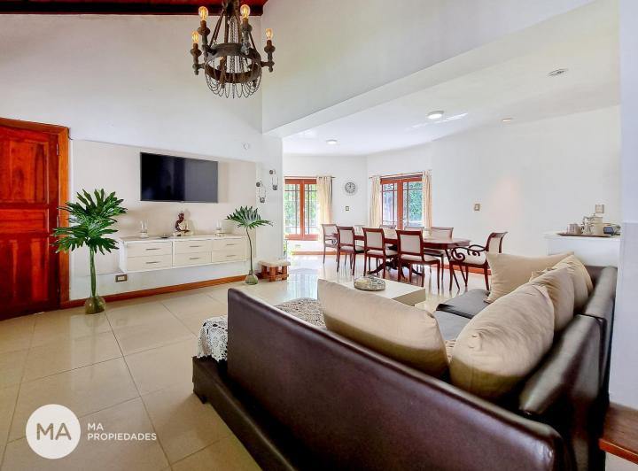 Casa · 348m² · 5 Ambientes · 2 Cocheras