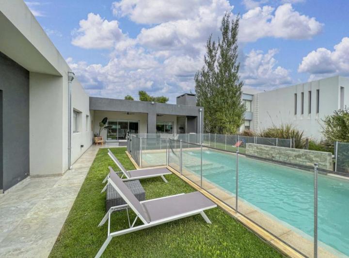 Casa · 265m² · 5 Ambientes · 2 Cocheras