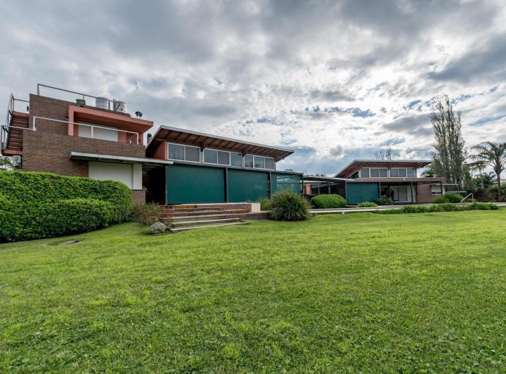 Casa · 280m² · 6 Ambientes · 3 Cocheras
