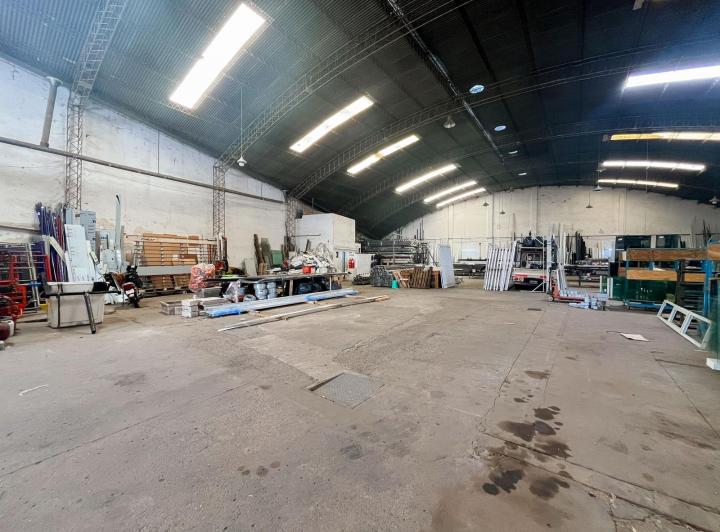 Bodega-Galpón · 1164m² · 4 Ambientes · 4 Cocheras