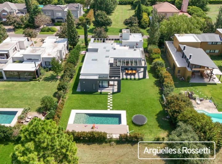 Casa · 385m² · 5 Ambientes · 2 Cocheras