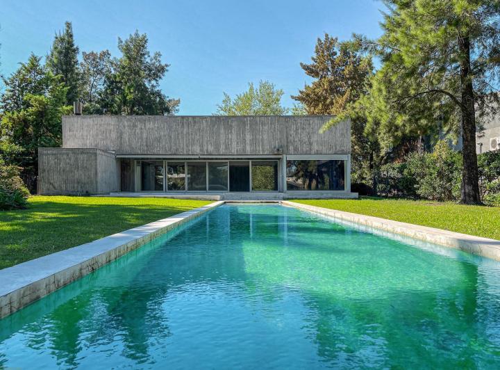 Casa · 340m² · 6 Ambientes · 4 Cocheras