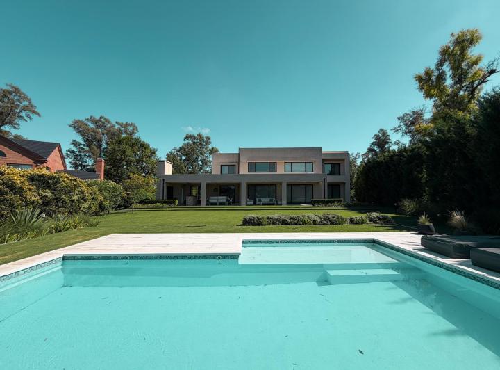 Casa · 385m² · 8 Ambientes · 2 Cocheras