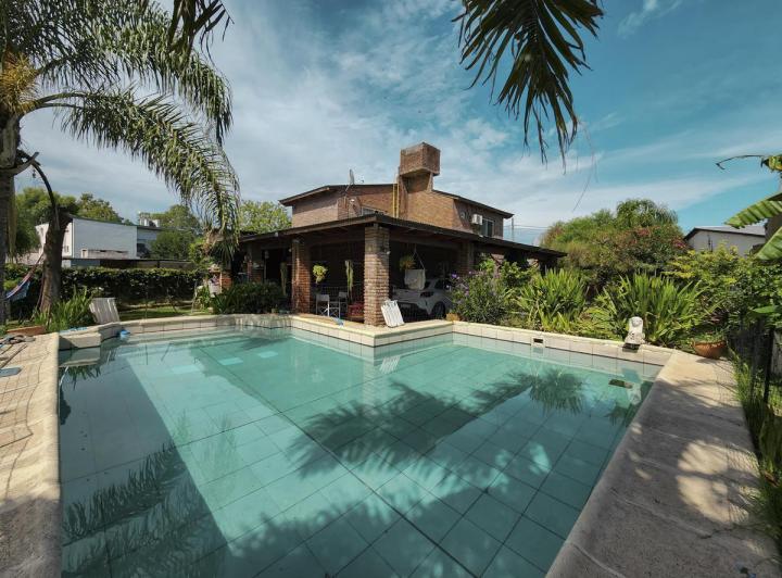 Casa · 180m² · 8 Ambientes · 1 Cochera