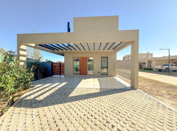 Casa · 105m² · 4 Ambientes · 2 Cocheras
