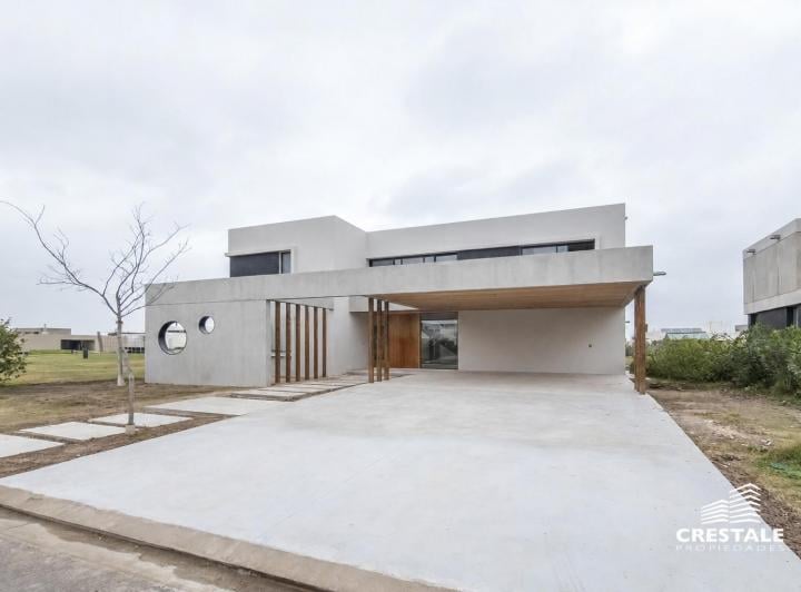 Casa · 270m² · 6 Ambientes · 2 Cocheras
