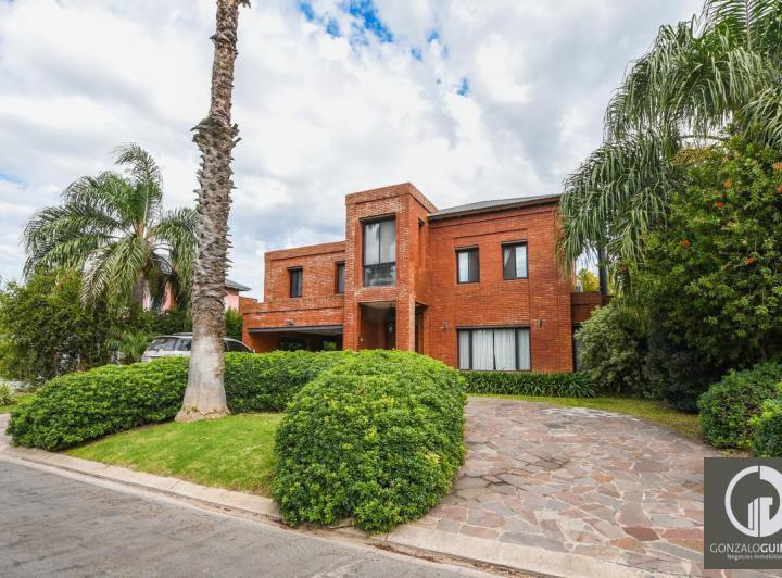Casa · 358m² · 7 Ambientes · 2 Cocheras