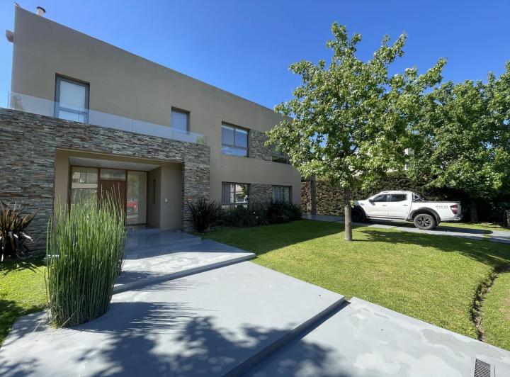 Casa · 300m² · 5 Ambientes · 2 Cocheras