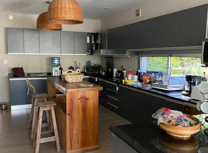 Casa · 320m² · 5 Ambientes · 1 Cochera