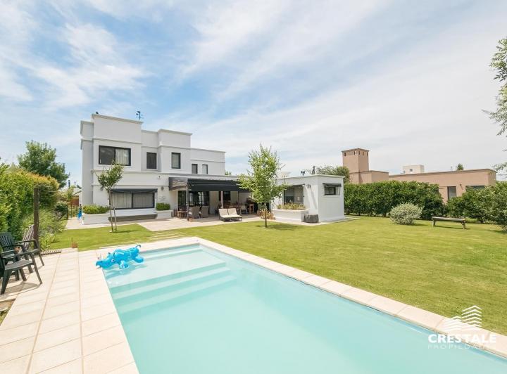 Casa · 213m² · 6 Ambientes · 2 Cocheras