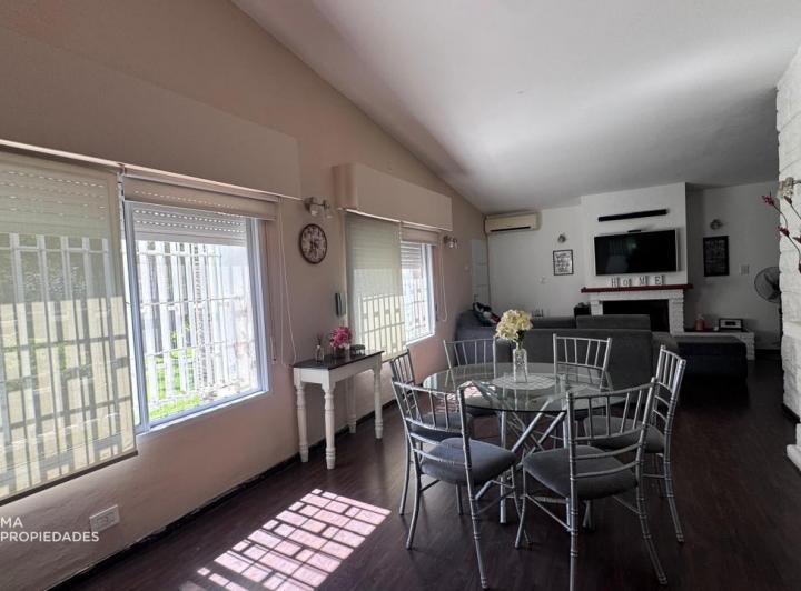 Casa · 251m² · 5 Ambientes · 4 Cocheras